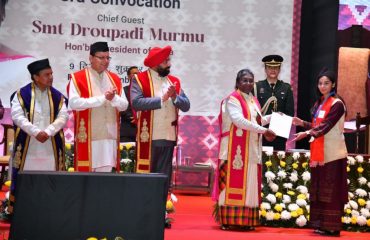 President Smt. Droupadi Murmu ji and Governor Lt. Gen. Gurmit Singh (Retd) present degrees to the graduating students at the Doon University Convocation.