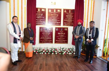 अकादमी परिसर में स्थापित पोलो ग्राउंड के उन्नयन एवं पोलो एरिना, अकादमी कर्तव्य पथ, अकादमी अमृत टेलीमेडिसिन परामर्श सेवा केन्द्र एवं मोनेस्टी परिसर तथा वॉक-वे ऑफ सर्विस का उद्घाटन करती हुईं राष्ट्रपति श्रीमती द्रौपदी मुर्मू साथ में राज्यपाल।