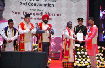 दून विश्वविद्यालय के तृतीय दीक्षांत समारोह के अवसर पर विद्यार्थियों को उपाधि प्रदान करते हुए राष्ट्रपति श्रीमती द्रौपदी मुर्मु साथ में राज्यपाल लेफ्टिनेंट जनरल गुरमीत सिंह(से नि)।