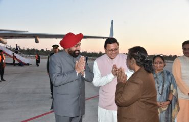 उत्तराखण्ड प्रवास से नई दिल्ली को लौटते समय जौलीग्रांट एयरपोर्ट पर महामहिम राष्ट्रपति श्रीमती द्रौपदी मुर्मु को विदाई देते हुए राज्यपाल लेफ़्टिनेंट जनरल गुरमीत सिंह (से. नि.)।