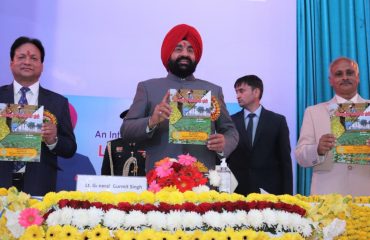 जीबी पंत कृषि एवं प्रौद्योगिकी विश्वविद्यालय के गाँधी हॉल में आयोजित कार्यक्रम में बुक विमोचन करते हुए राज्यपाल लेफ़्टिनेंट जनरल गुरमीत सिंह (से नि)।
