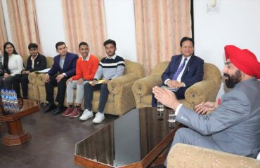 जीबी पंत कृषि एवं प्रौद्योगिकी विश्वविद्यालय के विद्यार्थियों के साथ सवांद करते हुए राज्यपाल लेफ़्टिनेंट जनरल गुरमीत सिंह (से नि)।