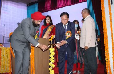जीबी पंत कृषि एवं प्रौद्योगिकी विश्वविद्यालय के गाँधी हॉल में आयोजित कार्यक्रम का दीप प्रज्वलित कर शुभारम्भ करते हुए राज्यपाल लेफ़्टिनेंट जनरल गुरमीत सिंह (से नि)।