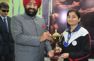 Governor Lt. Gen. Gurmit Singh (Retd) honoring a deserving student of GB Pant University of Agriculture and Technology.