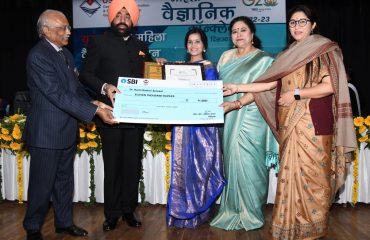 Governor Lt. Gen. Gurmit Singh (Retd) felicitating women scientists in a program organized by the Uttarakhand Science Education and Research Center (USRC).