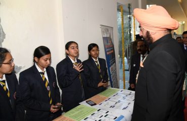 Governor Lt. Gen. Gurmit Singh (Retd) appreciates the exhibition put up by girl students in the at Uttarakhand Science Education and Research Center (USRC).