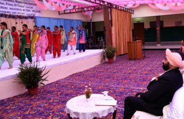 शार्प मेमोरियल ब्लाइंड स्कूल के वार्षिकोत्सव में बच्चों द्वारा प्रस्तुत कार्यक्रम को देखते हुए राज्यपाल लेफ्टिनेंट जनरल गुरमीत सिंह (से नि)।