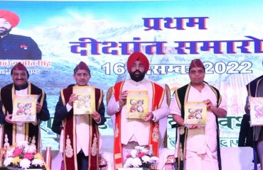 Governor Lt. Gen. Gurmit Singh (Retd) releases book at the convocation ceremony of Uttarakhand Ayurveda University