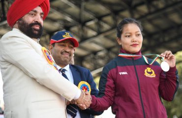 महिला वर्ग में बीएसएफ की टुटु मोनी बोरो मेडल देकर पुरस्कृत करते हुए राज्यपाल लेफ्टिनेंट जनरल गुरमीत सिंह (से नि)।