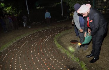 राजभवन में पुष्प ट्यूलिप बल्ब का रोपण करते हुए राज्यपाल।