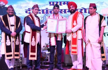 Governor Lt. Gen. Gurmit Singh (Retd) presents degrees to the students at the convocation ceremony of Uttarakhand Ayurveda University.