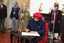 नवनियुक्त राज्य सूचना आयुक्त श्री योगेश भट्ट को पद एवं गोपनीयता की शपथ दिलाते हुए राज्यपाल लेफ्टिनेंट जनरल गुरमीत सिंह (से नि)।;?>