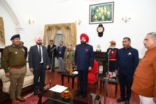 नवनियुक्त रा स आ श्री योगेश भट्ट को पद एवं गोपनीयता की शपथ दिलाते हुए राज्यपाल ।;?>