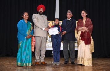 राजभवन ऑडिटोरियम में विजेता बच्चों को पुरस्कृत करते हुए राज्यपाल लेफ्टिनेंट जनरल गुरमीत सिंह (से नि)।