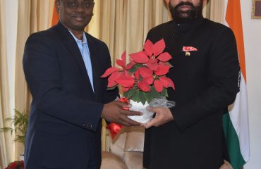 राज्यपाल से मुलाकात करते हुए सेंट जोसेफ एकेडमी के प्रधानाचार्य ब्रदर जयसीलन।