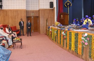 वीर बाल दिवस के अवसर कलाकारों द्वारा प्रस्तुत कार्यक्रम को देखते हुए राज्यपाल लेफ्टिनेंट जनरल गुरमीत सिंह (से नि)।