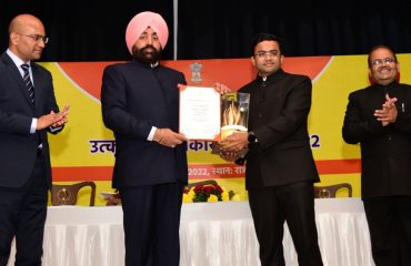 उत्कृष्ट जिलाधिकारी पुरस्कार-2022 से जिलाधिकारियों को सम्मानित करते हुए राज्यपाल लेफ्टिनेंट जनरल गुरमीत सिंह (से नि)।
