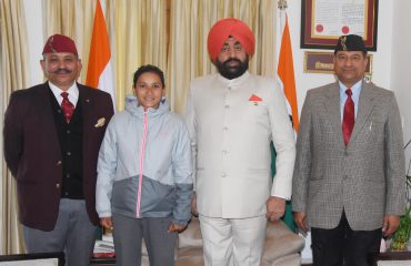 Governor Lt Gen Gurmit Singh (Retd) with Preeti Negi of Rudraprayag district.