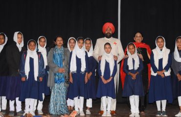 राज्यपाल लेफ्टिनेंट जनरल गुरमीत सिंह (से नि) के साथ कलाकार।