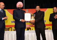 Governor Lt. Gen. Gurmit Singh (Retd) honours the District Magistrates with the Outstanding District Magistrate Award-2022.;?>