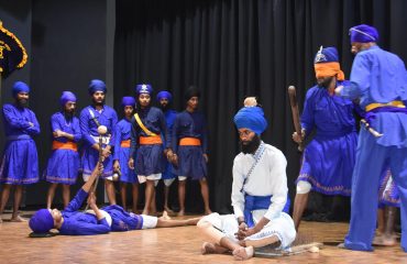 वीर बाल दिवस के अवसर पर राजभवन में गतका कला का प्रदर्शन करते कलाकार।