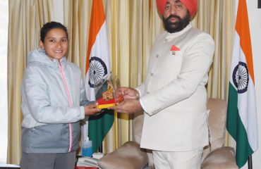 Governor Lt. Gen. Gurmit Singh (Retd) honours Preeti Negi of Rudraprayag district.