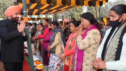 Governor meets ex-servicemen and veterans at the "Ex-servicemen meet and felicitation ceremony" which was organised by Garhwal Rifles Labor Contract Autonomous Cooperative