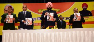 राजभवन की अर्द्धवार्षिक पत्रिका ‘देवभूमि संवाद’ का विमोचन करते हुए राज्यपाल लेफ्टिनेंट जनरल गुरमीत सिंह (से नि)।