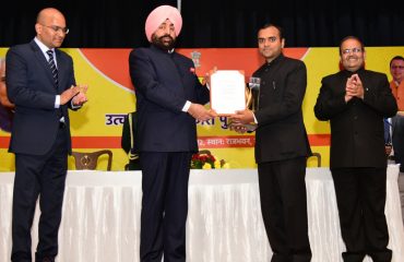 Governor Lt. Gen. Gurmit Singh (Retd) honours the District Magistrates with the Outstanding District Magistrate Award-2022 at Raj Bhawan.