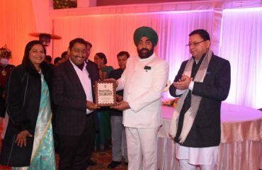 राजभवन में डीजीपी अशोक कुमार को सम्मानित करते हुए राज्यपाल एवं मुख्यमंत्री श्री पुष्कर सिंह धामी।