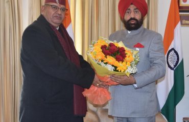 राजभवन में राज्यपाल से मुलाकात कर नववर्ष की शुभकामनाएं देते हुए कैबिनेट मंत्री गणेश जोशी।