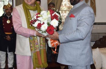 राज्यपाल से राजभवन में मुलाकात कर नववर्ष की शुभकामनाएं देते हुए मुख्यमंत्री पुष्कर सिंह धामी।