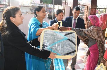 प्रथम महिला श्रीमती गुरमीत कौर ने नववर्ष के पहले दिन आज रायपुर में जरूरतमंद लोगों को कम्बल वितरित किए।