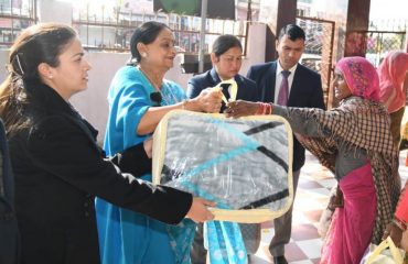 First lady Mrs. Gurmeet Kaur distributed blankets to the needy people in Raipur today on the first day of New Year.