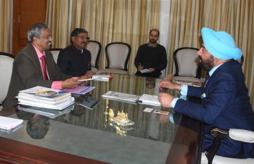 राज्यपाल से मुलाकात करते हुए डॉ. षणमुगम महालिंगम एवं लोक सेवा आयोग के अध्यक्ष डॉ. राकेश कुमार।