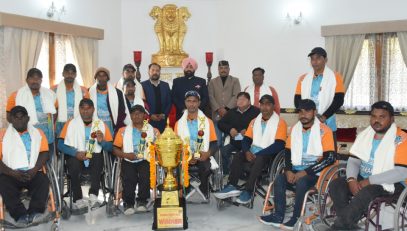 Governor Lt. Gen. Gurmit Singh (Retd) with the players of the Uttarakhand wheelchair cricket team.