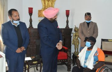 Governor Lt. Gen. Gurmit Singh (Retd) in conversation with a player of the Uttarakhand wheelchair cricket team.