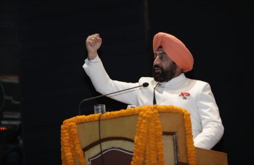 नई दिल्ली स्थित श्री गुरु तेग बहादुर खालसा कॉलेज में आयोजित “फर्स्ट सिख हिस्ट्री कांग्रेस-2023“ के तीन दिवसीय कार्यक्रम को संबोधित करते हुए राज्यपाल लेफ्टिनेंट जनरल गुरमीत सिंह (से नि)।