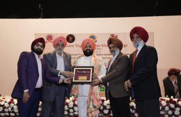 Officials of Sri Guru Tegh Bahadur Khalsa College felicitating Governor Lt Gen Gurmit Singh (Retd) at a program organized in New Delhi.
