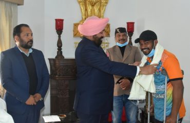 Governor Lt. Gen. Gurmit Singh (Retd) honours players of Uttarakhand wheelchair cricket team.