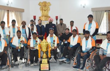 Governor Lt. Gen. Gurmit Singh (Retd) with the players of the Uttarakhand wheelchair cricket team.