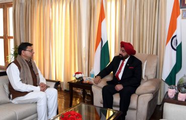 राज्यपाल लेफ्टिनेंट जनरल गुरमीत सिंह (से नि) से मुलाकात करते हुए मुख्यमंत्री श्री पुष्कर सिंह धामी।