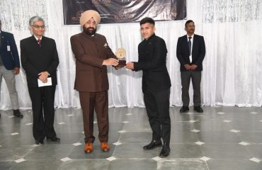 मोरावियन संस्थान की डायमंड जुबली समारोह में छात्र-छात्रा को सम्मानित करते हुए राज्यपाल।
