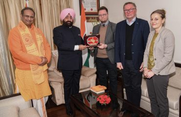 राज्यपाल से मुलाकात करते हुए फिनलैंड की सीएमआई मार्टी आख्तिसारी पीस फाउंडेशन के पदाधिकारीगण।