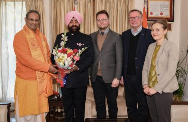 राज्यपाल से मुलाकात करते हुए फिनलैंड की सीएमआई मार्टी आख्तिसारी पीस फाउंडेशन के पदाधिकारीगण।
