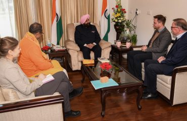 राज्यपाल से मुलाकात करते हुए फिनलैंड की सीएमआई मार्टी आख्तिसारी पीस फाउंडेशन के पदाधिकारीगण।