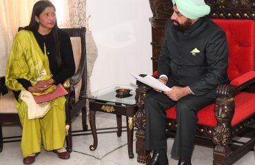 राजभवन में पूर्व सैनिकों व उनके आश्रितों की समस्याएं सुनते हुए राज्यपाल।