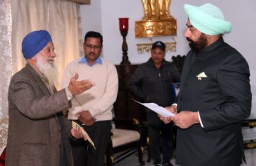 राजभवन में पूर्व सैनिकों व उनके आश्रितों की समस्याएं सुनते हुए राज्यपाल।