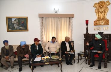 राजभवन में पूर्व सैनिकों व उनके आश्रितों की समस्याएं सुनते हुए राज्यपाल।