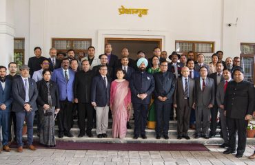 आईएफएस एसोसिएशन उत्तराखण्ड के वार्षिक अधिवेशन के समापन सत्र में भारतीय वन सेवा के अधिकारियों के साथ राज्यपाल।